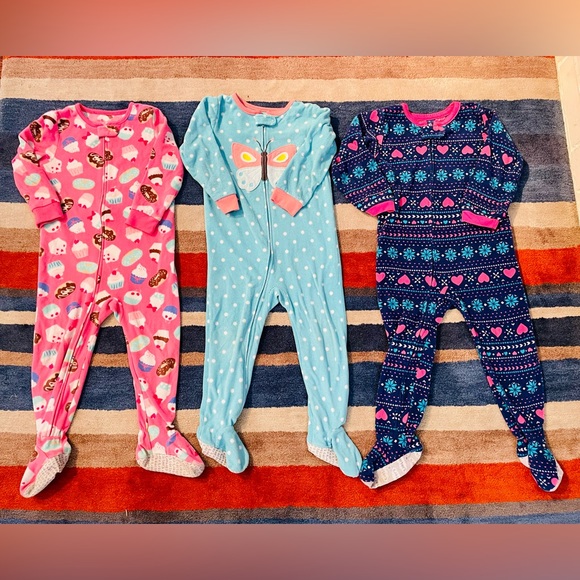 Carter’s 3T fleece footed pajamas bundle cozy cupcake 🧁 butterfly 🦋 heart 💜 - Picture 8 of 8